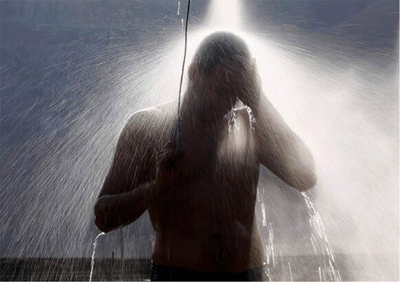 Si un homme se sent fatigué, il doit prendre une douche de contraste