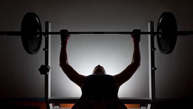 Un homme avec un bar